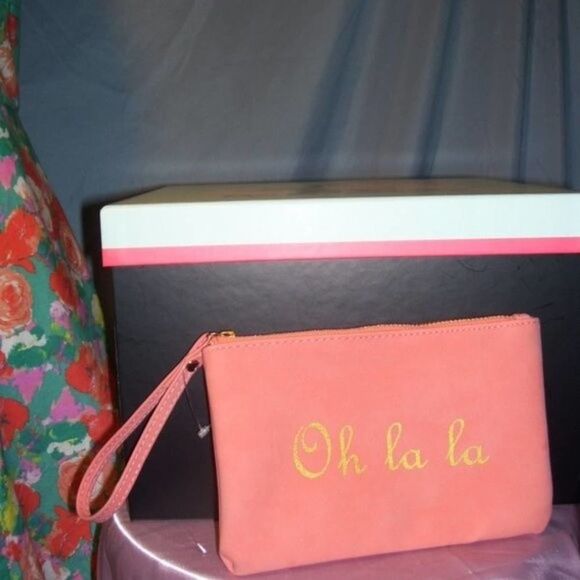 📦 OH OH LA LA melon color clutch/wristlet w/ gold lettering never - Picture 5 of 8